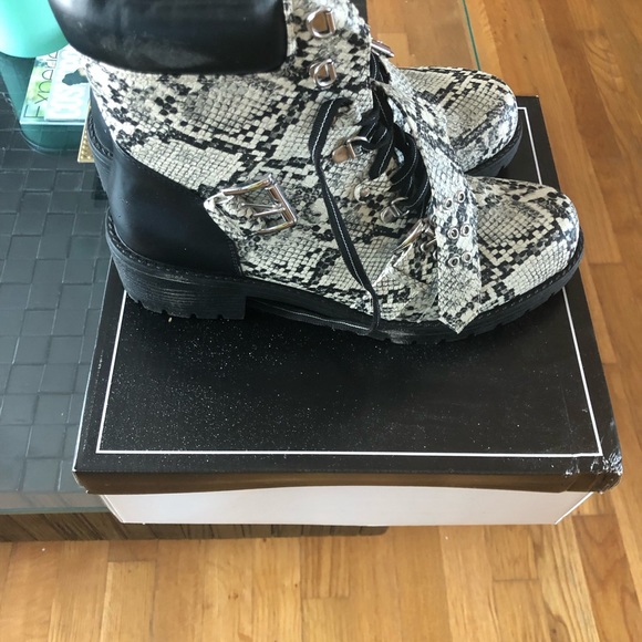Snake skin look boots - Picture 6 of 6